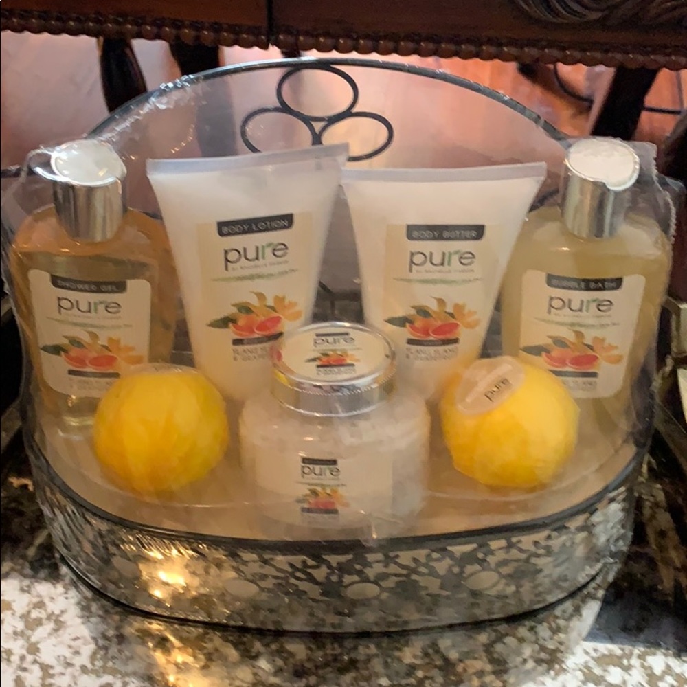 PURE bath/body gift set Ylang Ylang & grapefruit🤗